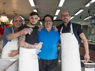 Un ambiente gioviale � anche quello che troviamo dell�altra pescheria storica di San Giorgio: �Gino il marinaio"...